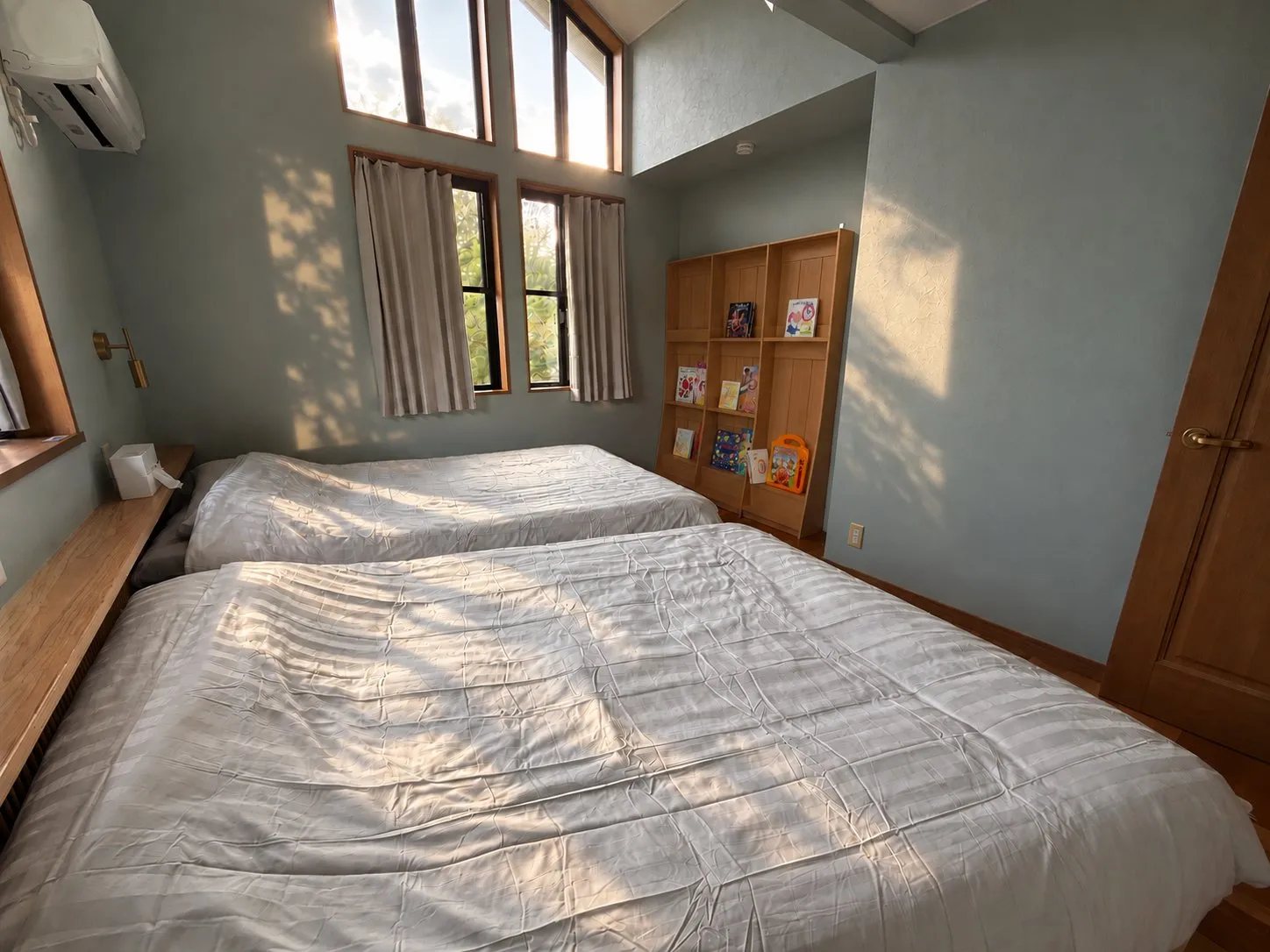 絵本棚のある子ども部屋